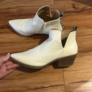 Size 9.5 short heeled white/cream booties
